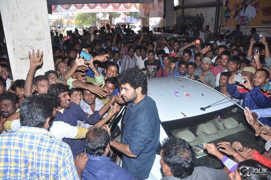 Mukunda-Movie-Hungama-at-Sandhya-Theatre